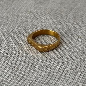Gold signet ring classic rectangle